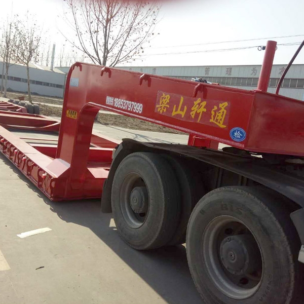 大型罐體塔筒運(yùn)輸車